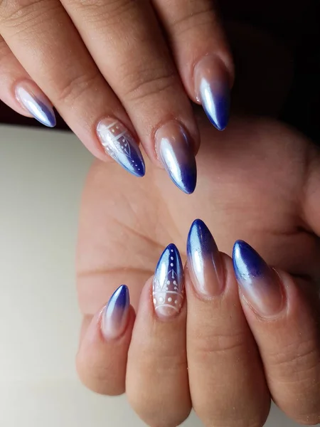 Piękne Kobiece Paznokcie Pięknymi Manicure — Zdjęcie stockowe