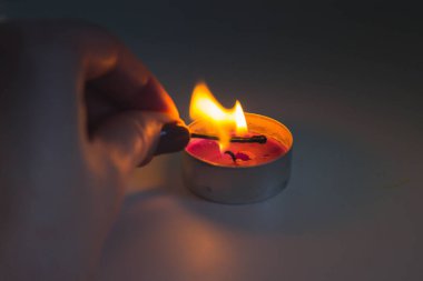 Siyah arkaplanda mum yakılıyor
