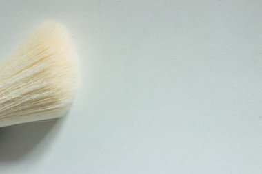 beyaz arkaplanda beyaz makyaj fırçaları