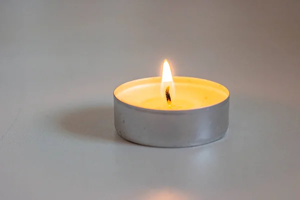 Brennende Kerze Auf Dem Weißen Tisch Hause — Stockfoto