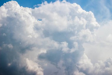 Mavi gökyüzünde beyaz bulutlar. Güneşli gökyüzü ve beyaz bulutlar şehirde bir Mayıs günü