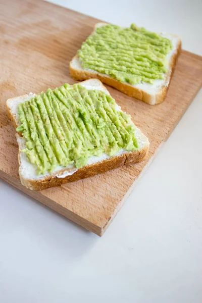 Toasturi Brânză Avocado Verde Placa Lemn — Fotografie, imagine de stoc
