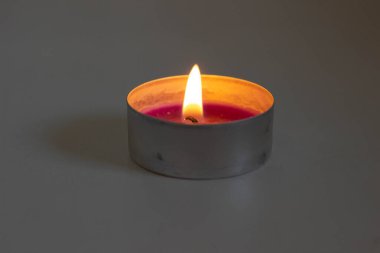 Beyaz balkonda yanan mum.