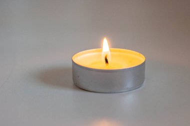 Beyaz balkonda yanan mum.