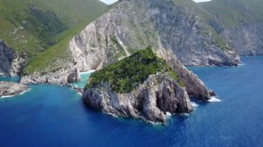 Zakynthos Greece 'deki mavi mağaraların yakınındaki sahil şeridinin hava görüntüleri. 