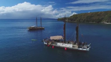 Oahu Hawaii 'de demirlemiş teknelerin antenleri. 