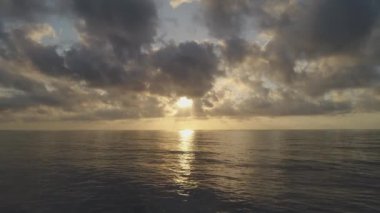 Cancun Mexico 'da güzel sahil günbatımı havası. 