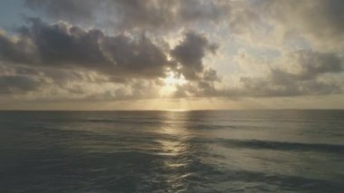 Cancun Mexico 'da güzel sahil günbatımı havası.