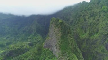 Oahu Hawaii 'deki dağların antresi. 