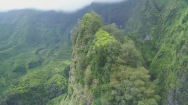 Oahu Hawaii 'deki dağların antresi.