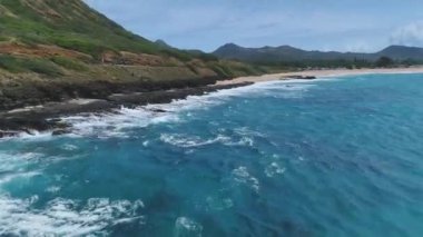 Oahu Hawaii 'deki kayalık uçurum kenarında. 