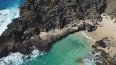 Oahu Hawaii 'deki yüksek açılı uçurum kenarı kumsalı.