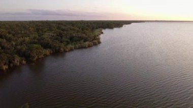 Orlando Florida 'da gün batımında Jesup Gölü