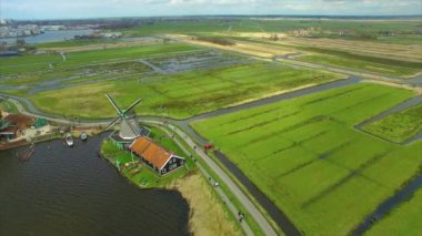 Hollanda yel değirmeni köyü üstgeçit alanı ve bataklık arazisine doğru giden yel değirmeni