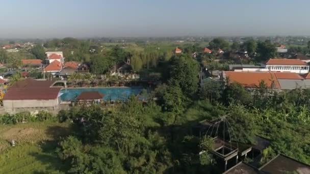 インドネシアの内陸住宅地と水田の空中で — ストック動画