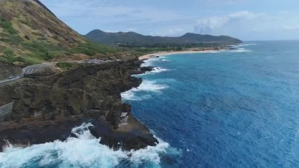 オアフ島ハワイの岩場の崖の空中 — ストック動画