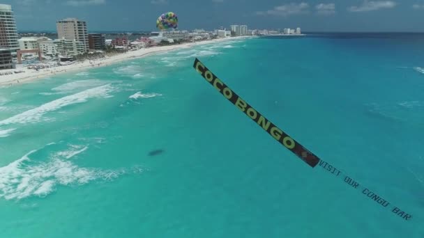 Primer Plano Aéreo Parapente Zona Hotelera Cancun Mexico — Vídeo de stock