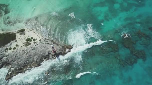 Hoge Hoek Antenne Van Rotsachtige Klif Strand Cancun Mexico — Stockvideo