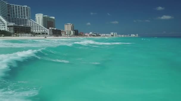 Low Angle Aerial Beach Waves Zona Hotelera Cancun Mexico — 비디오