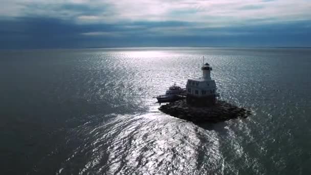 Langer Leuchtturm Strand Mit Leicht Rotierendem Boot — Stockvideo