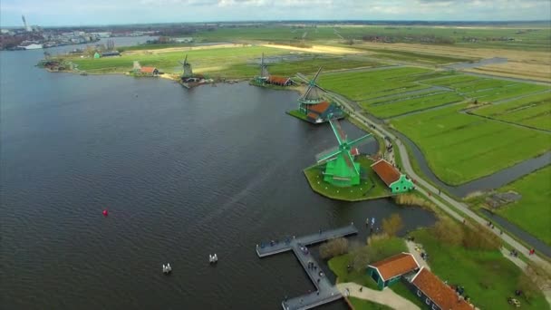 Hollanda Yel Değirmeni Köyü Birden Fazla Yel Değirmenine Doğru Uçuyor — Stok video
