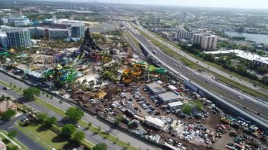 Evrensel stüdyoların havadan çekilmiş görüntüleri. Volkan körfezi Orlando Florida.