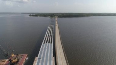 Orlando Florida 'da yapım aşamasındaki bir su yolu köprüsünün havalanması. 