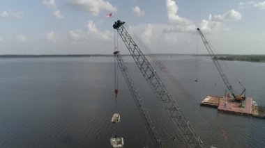 Orlando Florida 'da yapım aşamasındaki bir su yolu köprüsünün havalanması.
