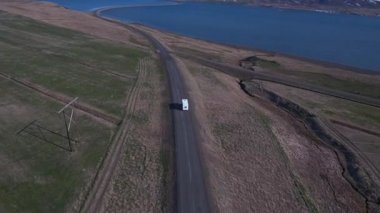 Boş nehir yolu köprüsü boyunca giden bir karavan karavanı.
