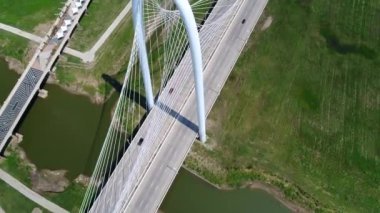 Dallas Köprüsü 'nün üstü açık.