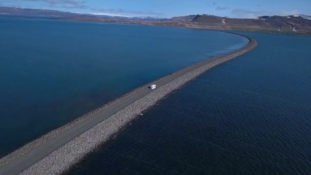 antenne d'un camping-car rv conduisant le long d'un pont routier fluvial vide  