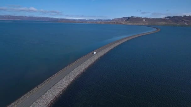 antenne d'un camping-car rv conduisant le long d'un pont routier fluvial vide  