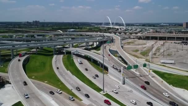 Aérea Carretera Concurrida Cerca Margaret Mcdermott Bridge Dallas Texas — Vídeo de stock