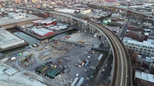 高架地铁附近的建筑天线gowanus brooklyn — 图库视频影像