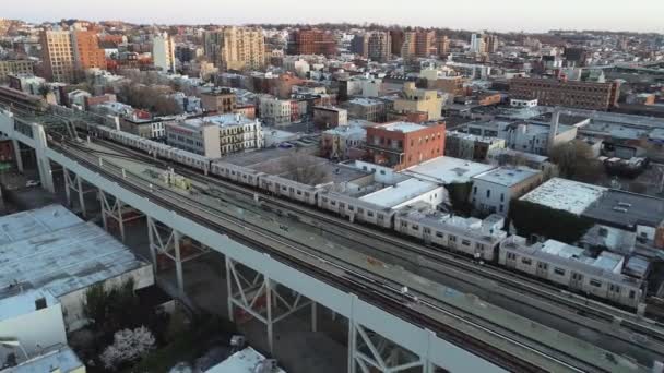 Udara dari kereta bawah tanah yang ditinggikan gowanus brooklyn — Stok Video