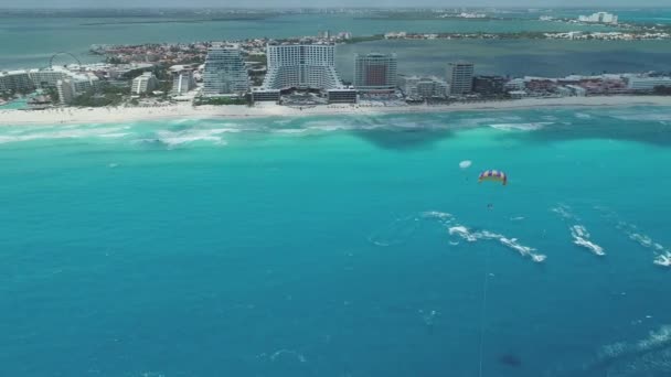 Antenn Paraglider Och Jet Skidåkare Cancun Mexico — Stockvideo