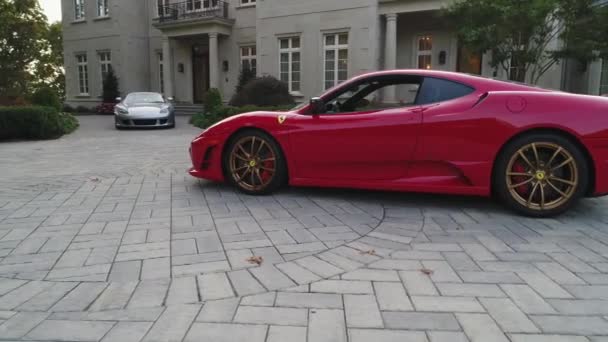 Antena Porsche Ferrari Przy Wejściu Rezydencji Long Island — Wideo stockowe