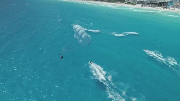 Antenne Von Gleitschirm Und Jetskifahrern Fällt Mexiko Aus — Stockvideo