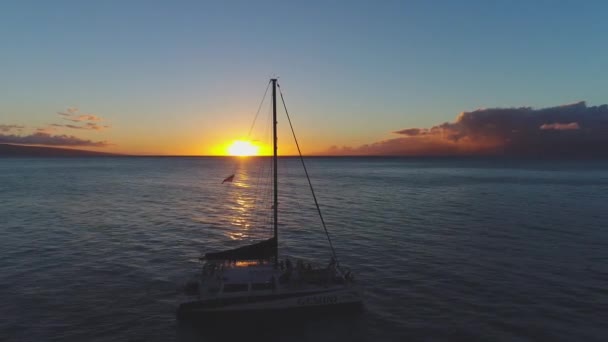 Antenn Segelbåt Och Solnedgång Oahu Hawaii — Stockvideo