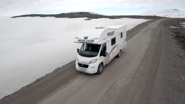 Primo Piano Aerea Camper Guida Lungo Una Strada Innevata Vuota — Video Stock