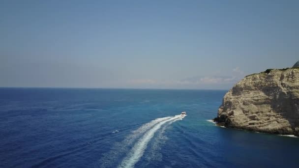 Грецька Берегова Лінія Корабель Руйнує Пляж Реактивний Човен Сонячні Білі — стокове відео