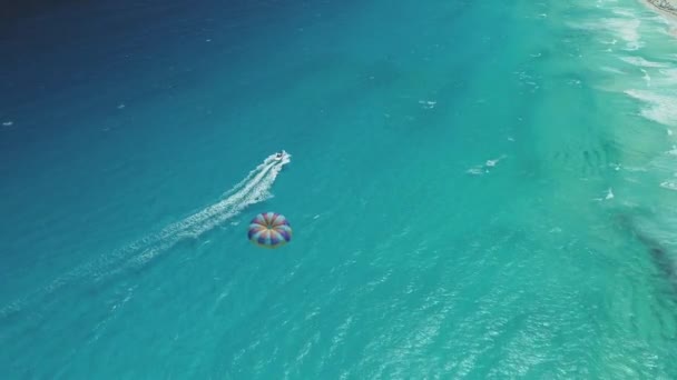 メキシコのカンクンのボートとパラグライダーの高角度航空機 — ストック動画