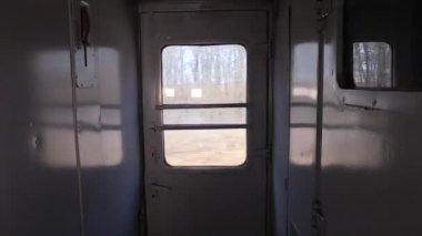 Tambour tren kapısı ve penceresi hareket halinde