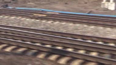 Tren rayları ve yataklı vagonlar hareket halindeki bir trenden kaldırıldı.