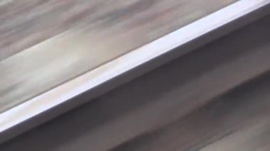 Tren rayları ve yataklı vagonlar hareket halindeki bir trenden kaldırıldı.