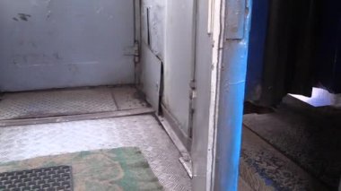 Hareket halindeki bir trenin girişinde geçiş
