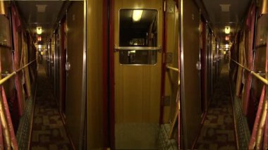Gece treni, girişteki pencereye doğru gidiyor.