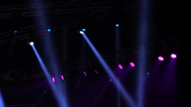 Konser için ışık, karanlıkta hafif silahlar.