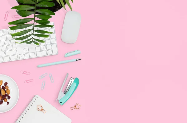 Layout Piatto Del Posto Lavoro Femminile Accessori Carino Sfondo Rosa — Foto Stock