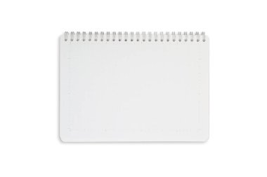 Beyaz arkaplanda boş spiral not defteri izole edildi